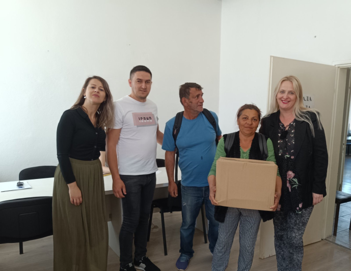 Подела пакета хране за најугроженије породице избеглица и интерно расељених лица са територије Града Лесковца