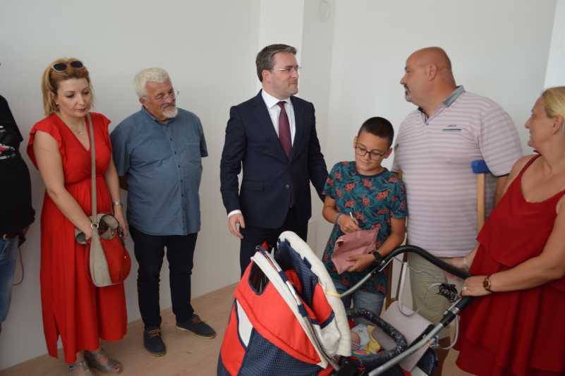 Handover ceremony of keys to 75 apartments for refugee families from Bosnia and Herzegovina and the Republic of Croatia in Niš