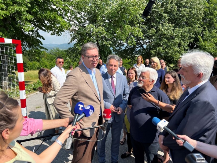 Predsednik Srbije obišao ukrajinske izbeglice smeštene u Cnetru za azil u Vranju