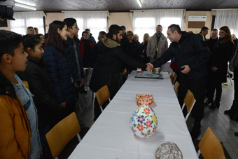 Министар Вулин и комесар Цуцић посетили Центар за азил у Крњачи поводом Међународног дана миграната