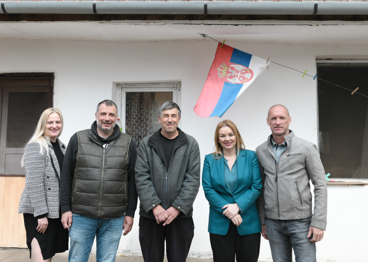 Komesarijat nastavlja podršku – komesarka Stanisavljević posetila izbegličku porodicu u Kuli