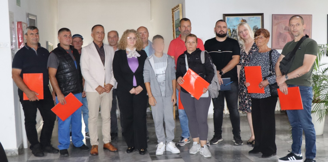 Уручени уговори за економско оснаживање за 13 породица избеглица и интерно расељених лица у Гроцкој