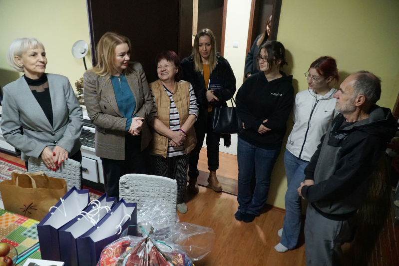 Комесарка Станисављевић и градоначелница Војиновић у обиласку интерно расељене породице у Смедереву