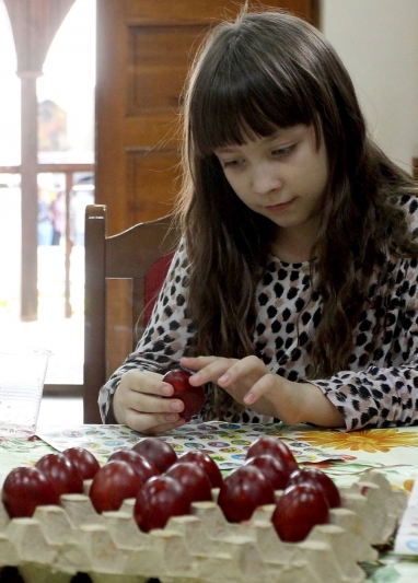 Деца избеглице из Украјине учествовали у фарбању Ускршњих јаја