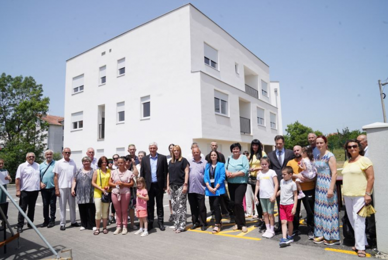 U Aranđelovcu uručeni ključevi od 18 novoizgrađenih stanova izbegličkim porodicama iz Bosne i Hercegovine i  Republike Hrvatske