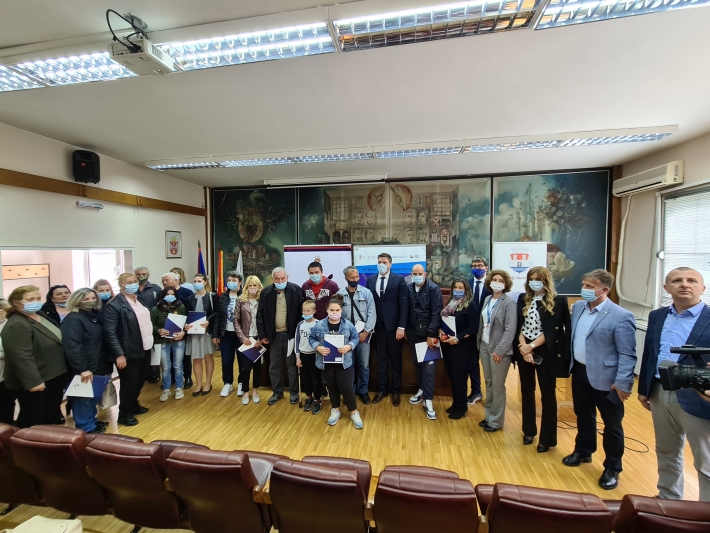 In Pancevo, contracts for the purchase of 15 rural houses with accompanying gardens were ceremoniously handed over to refugee families from Bosnia and Herzegovina and the Republic of Croatia