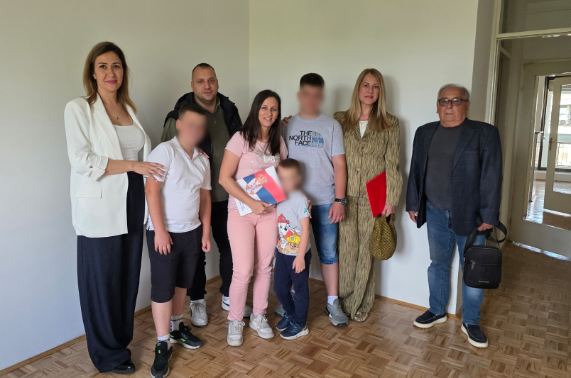 Uručeni ugovor i ključevi stana izbegličkoj porodici u Obrenovcu