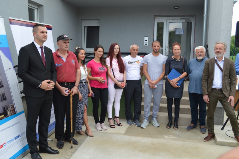 Ceremonious handover of keys to six apartments for refugees from B&H and Croatia in Bački Petrovac (Kulpin) and contracts on the allocation of 15 packages of construction materials to refugee families in Bač