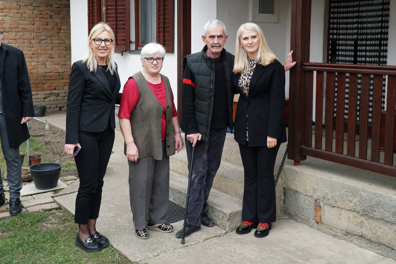 У Опову уручени пакети хране и обезбеђен огрев за 50 породица избеглица и интерно расељених лица