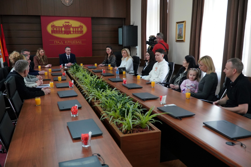 Уручење уговора о додели станова за три избегличке породице у Крушевцу