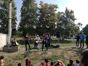 Migranti iz PC Obrenovac svirali migrantima u CA Krnjača