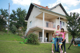 Пет избегличких породица у Книћу решило стамбено питање куповином сеоских кућа
