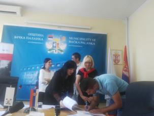 Korisnici RSP-a u Bačkoj Palanci potpisali ugovore o dodeli pomoći za kupovinu 12 seoskih domaćinstava