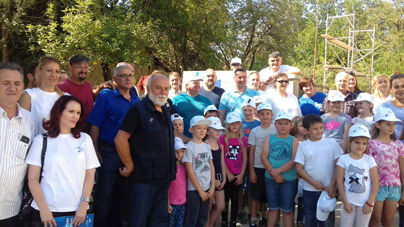 Мигранти и волонтери заједно уредили школско двориште у Беркасову