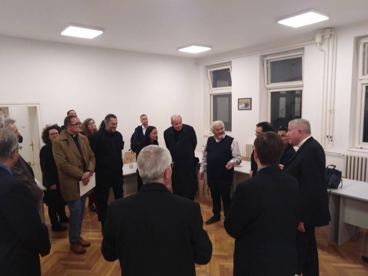Kardinal Šenborn sa komesarom Cucićem obišao Prihvatni centar za migrante u Obrenovcu