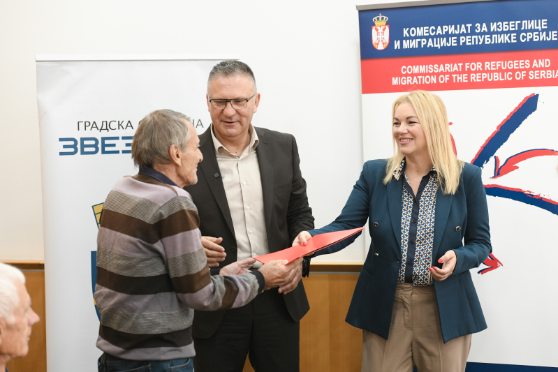 Уручени уговори за доделу грађевинског материјала за седам породица на Звездари