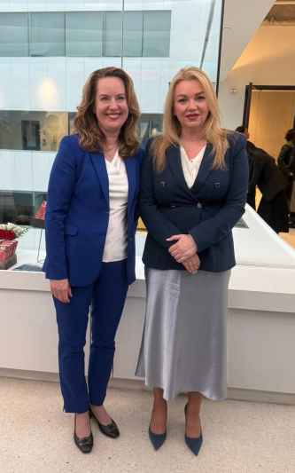 Састанак комесарке Наташа Станисављевић и генералне директорке IOM-а Ејми Поуп о јачању сарадње