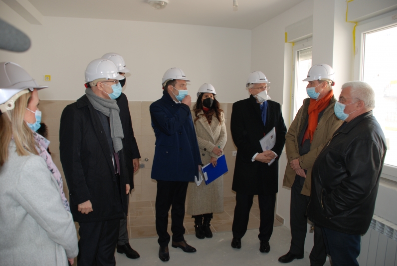 The Governor of the Council of Europe Development Bank, accompanied by the Commissioner for Refugees and Migration and the Mayor of Novi Sad, visited the construction site of 152 apartments for refugees in Futog