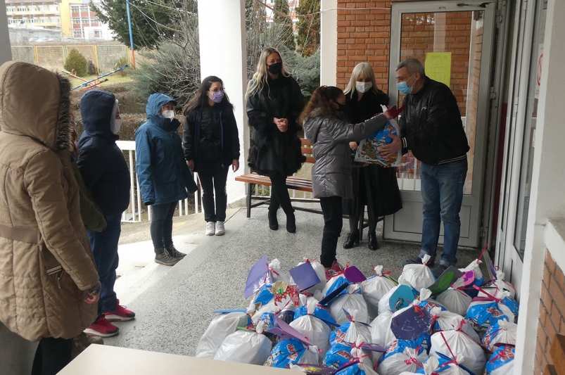 Migranti poklonima obradovali korisnike Prihvatilišta za odrasla i stara lica u Vranju