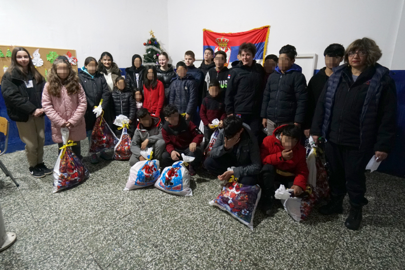 Učenici osnovne škole obradovali decu migrante povodom školske slave Sveti Sava