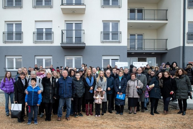 U Vršcu uručeni ključevi od 40 stanova izbegličkim porodicama iz BiH I Hrvatske