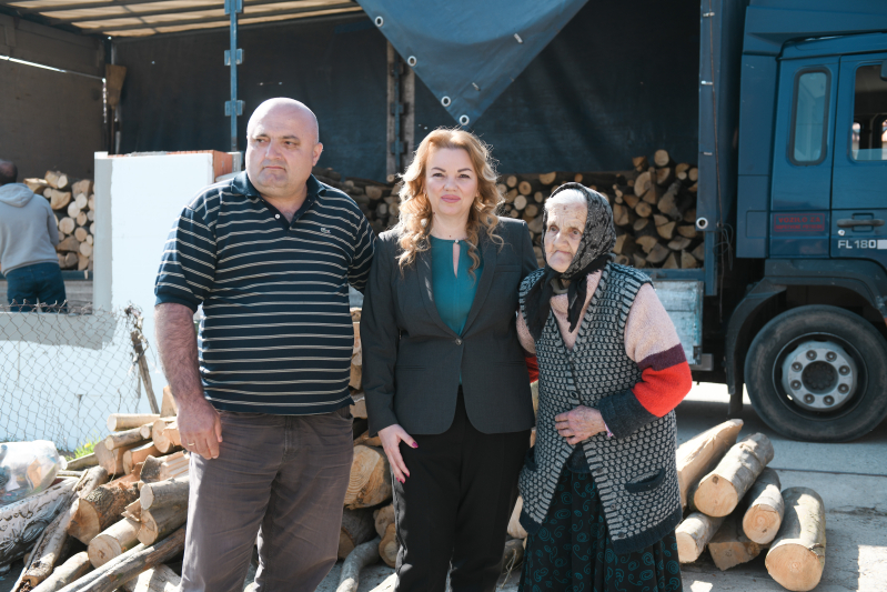 Подршка за 89 породица избеглица и интерно расељених лица у Аранђеловцу – уручени пакети хране и испоручен огрев