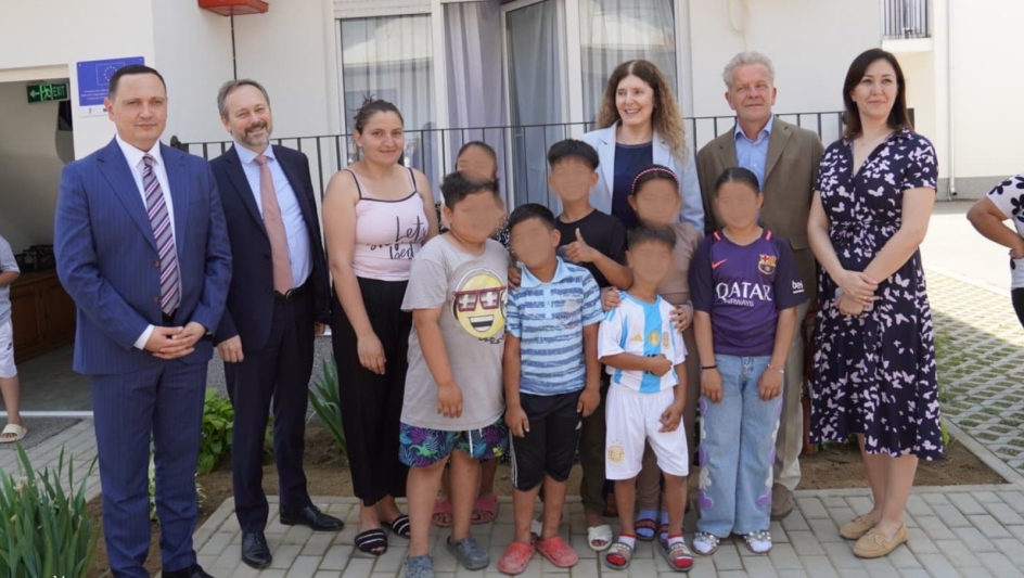 Заменица комесара и амбасадор Делегације ЕУ у Србији посетили интерно расељене породице у Бујановцу које су добиле нови дом