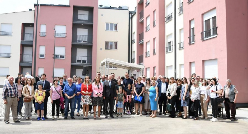 U Novom Sadu uručeni ključevi 94 novoizgrađena stana izbegličkim porodicama iz Bosne i Hercegovine i  Republike Hrvatske
