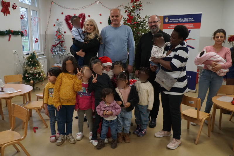 Подељени новогодишњи пакетићи деци у прихватним и азилним центрима