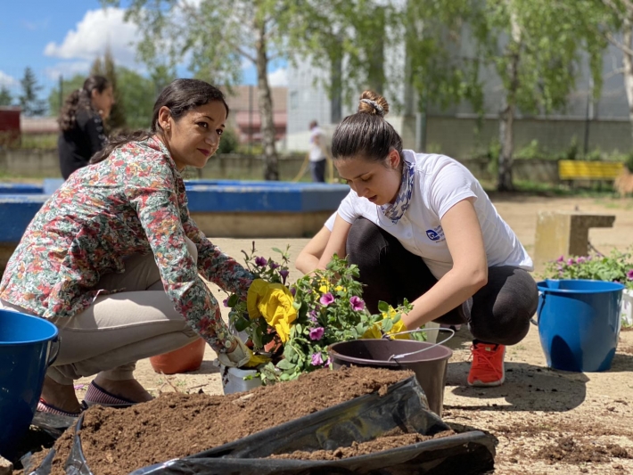 Flower planting workshop in the Sid Reception Center