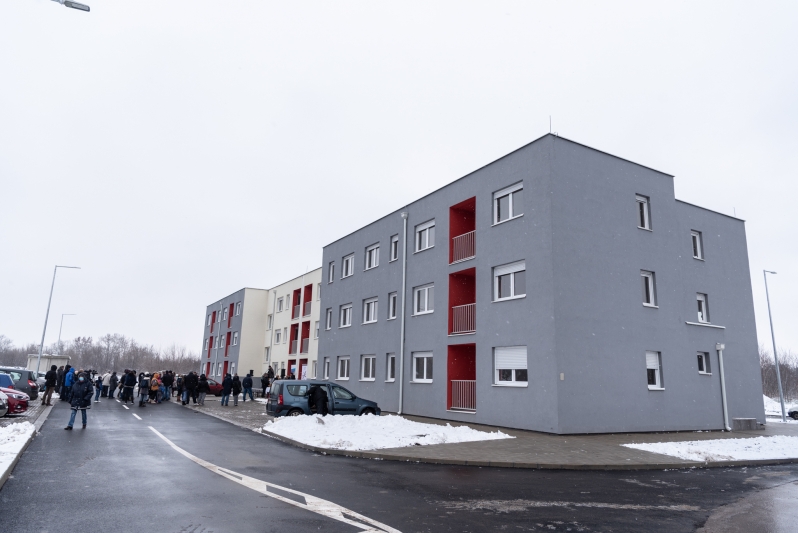 U Zrenjaninu uručeni ključevi novih stanova za 40 izbegličkih porodica