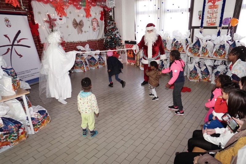 Новогодишњa представа и пакетићи за децу мигранте