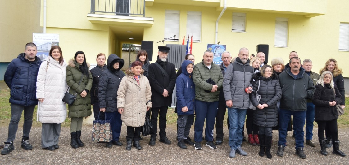 Keys to the 10 newly built apartments in Sid were handed over to refugee families from Bosnia and Herzegovina and the Republic of Croatia.