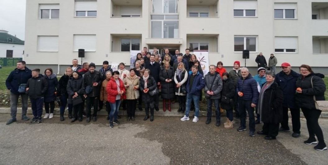 Keys to 25 newly built apartments in Sabac were handed over to refugee families from Bosnia and Herzegovina and the Republic of Croatia