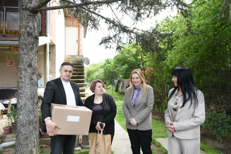 Подршка за интерно расељена лица – уручено 63 пакета хране и испоручен огрев