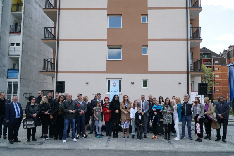 In Čačak keys to 25 newly built apartments were handed over to refugee families from Bosnia and Herzegovina and the Republic of Croatia
